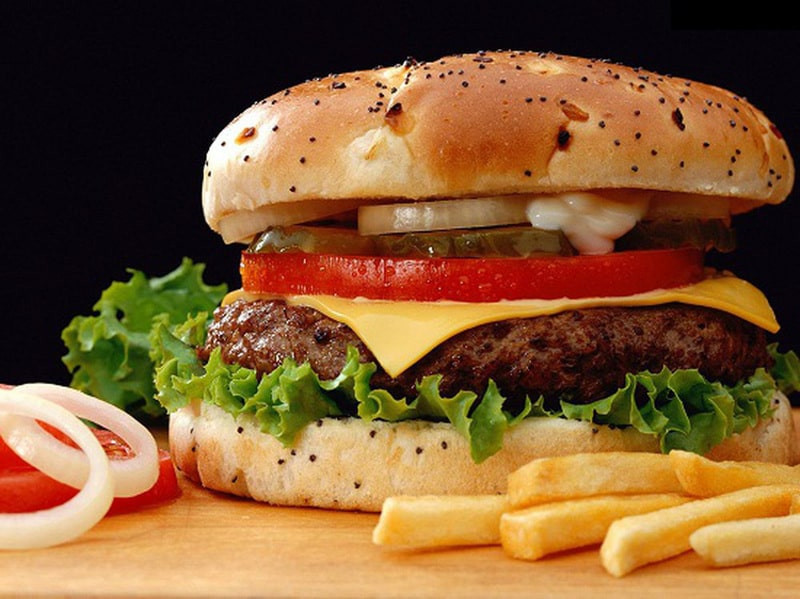Hamburger là món đồ ăn nhanh được yêu thích 