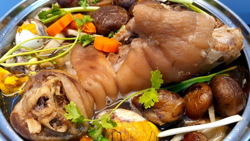 Chân giò hầm thuốc bắc là món ăn truyền thống được yêu thích rộng rãi 