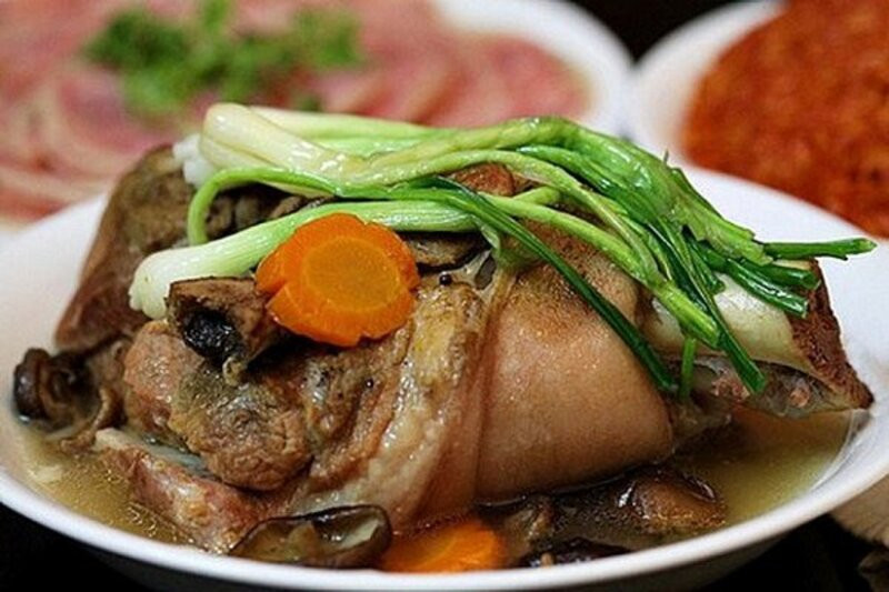 Chân giò hầm thuốc bắc là món ăn đảm bảo được hàm lượng dinh dưỡng dồi dào, phù hợp với nhiều đối tượng