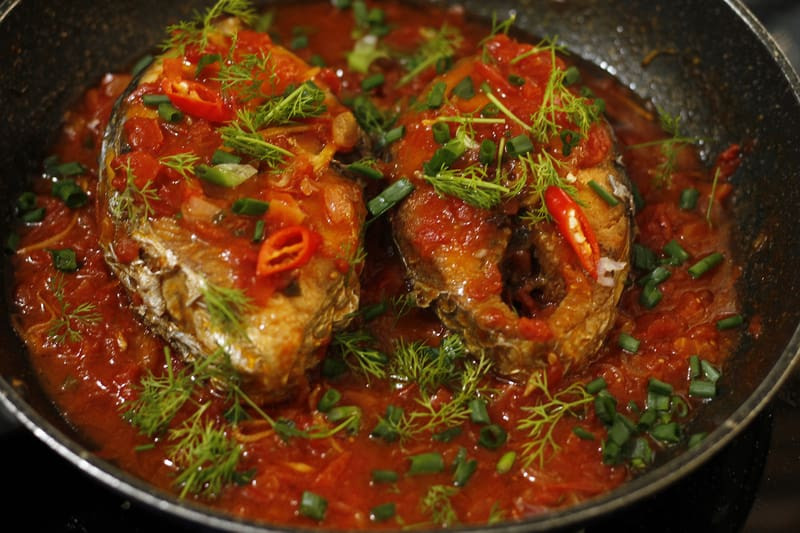 Cách làm cá thu sốt cà chua đạt chuẩn khi mang đến món ăn có sự kết hợp hoàn hảo giữa vị ngọt của cá và vị chua cay từ nước sốt