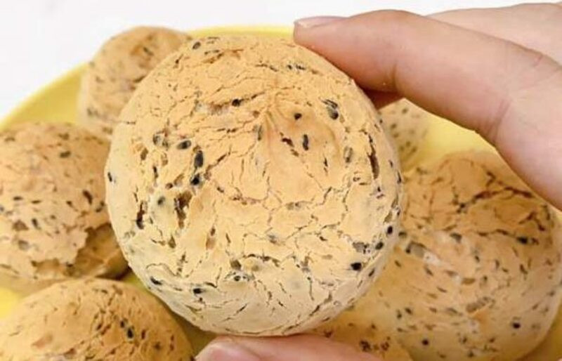 Bánh mì mè đen được tạo nên từ những nguyên liệu tốt cho sức khoẻ với cách làm đơn giản