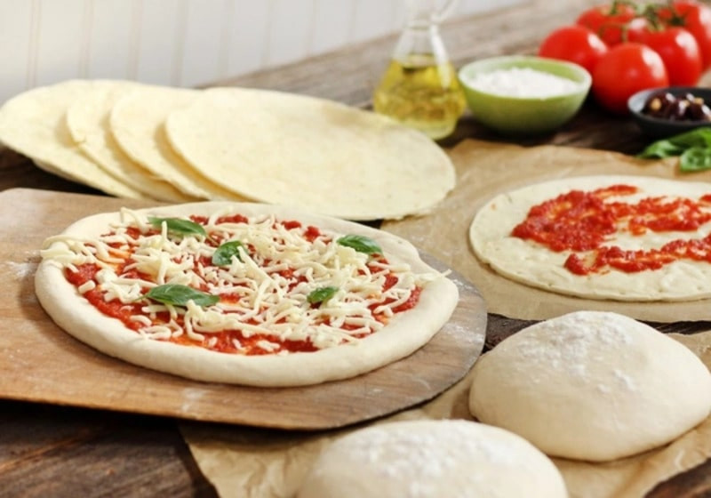 Nhiều người lựa chọn tự làm bánh pizza với đế có sẵn tại nhà để có thể tiết kiệm thời gian và công sức