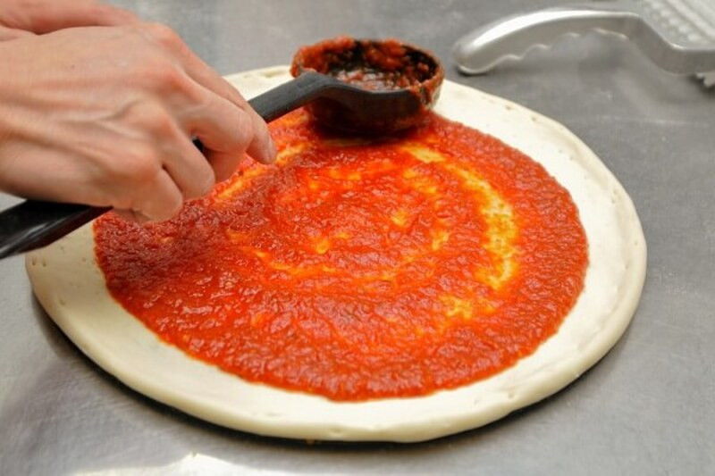 Sau khi chế biến phần nhân bánh, bạn cần phải tiến đến bước trang trí bánh pizza