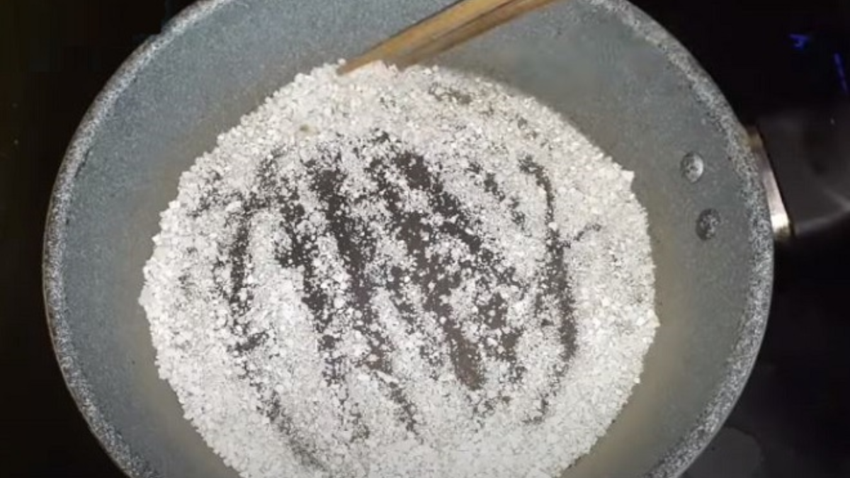Rang muối hạt để muối tôm được ngon hơn 
