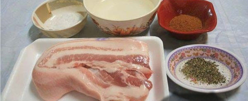 Nguyên liệu để làm thịt heo quay tại nhà không quá phức tạp, bạn có thể dễ dàng chuẩn bị