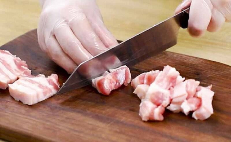 Thái thịt ba chỉ thành từng miếng dày 2-3 cm để đảm bảo thịt có thể cháy cạnh mà vẫn giữ được độ mềm, ngọt thịt