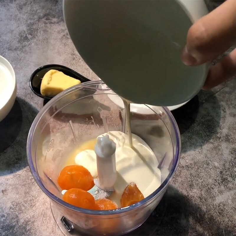 Xay hỗn hợp trứng muối cùng sữa, đường để tạo nên độ sánh mịn nhất định