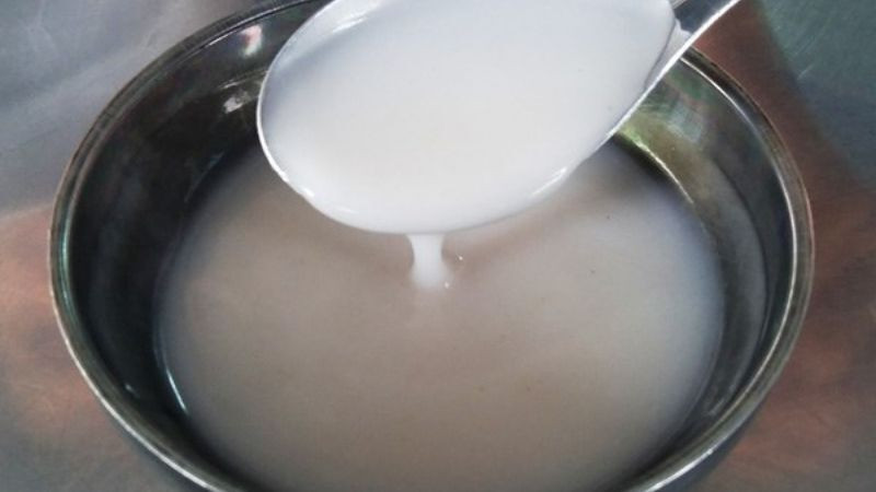 Nước cốt dừa là nguyên liệu không thể thiếu trong các món chè quen thuộc