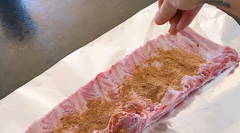 Sườn nướng cần phải được ướp trong khoảng 60 phút để ngấm đều gia vị