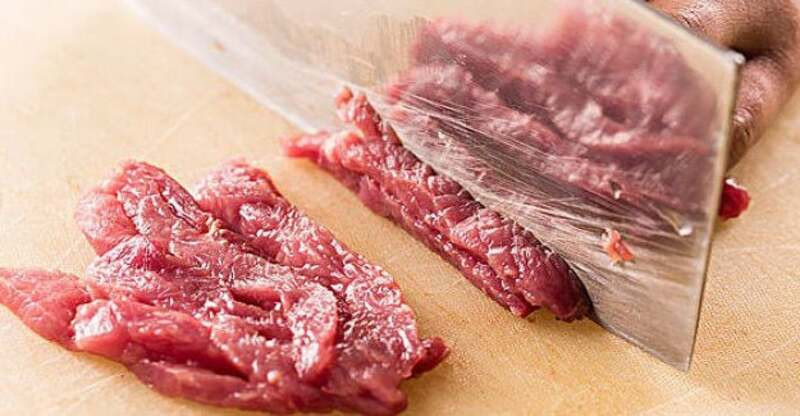 Thái thịt bò càng mỏng càng tốt, thịt sẽ đảm bảo độ mềm mọng cho món ăn