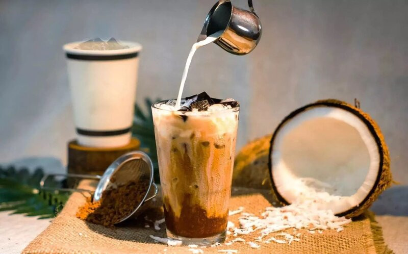 Cà phê cốt dừa là món đồ uống giải khát hấp dẫn được tất cả mọi người đều yêu thích