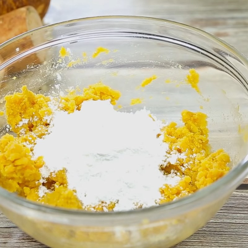 Trộn bánh khoai lang với bột năng theo tỷ lệ quy định giúp bánh mềm dẻo