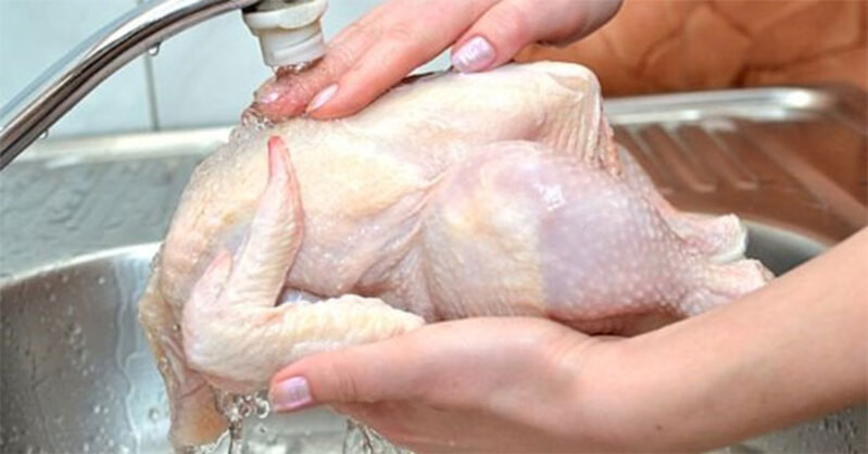 Sơ chế gà cẩn thận giúp gà loại bỏ bớt mùi hôi