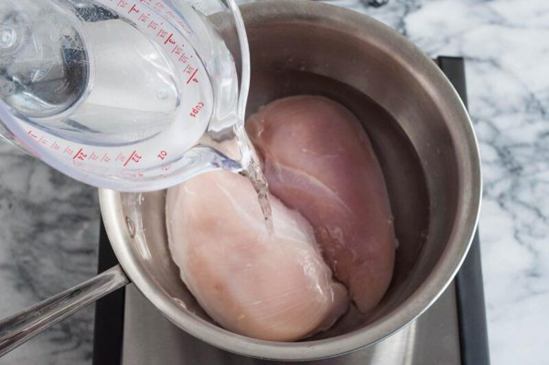 Rửa sạch thịt gà với nước muối loãng để loại bỏ mùi hôi
