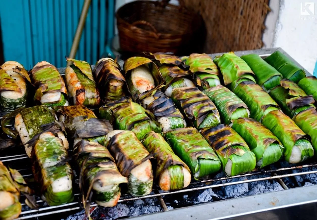 Chuối nướng bọc nếp là món ăn đặc sản của vùng Tây Nam Bộ