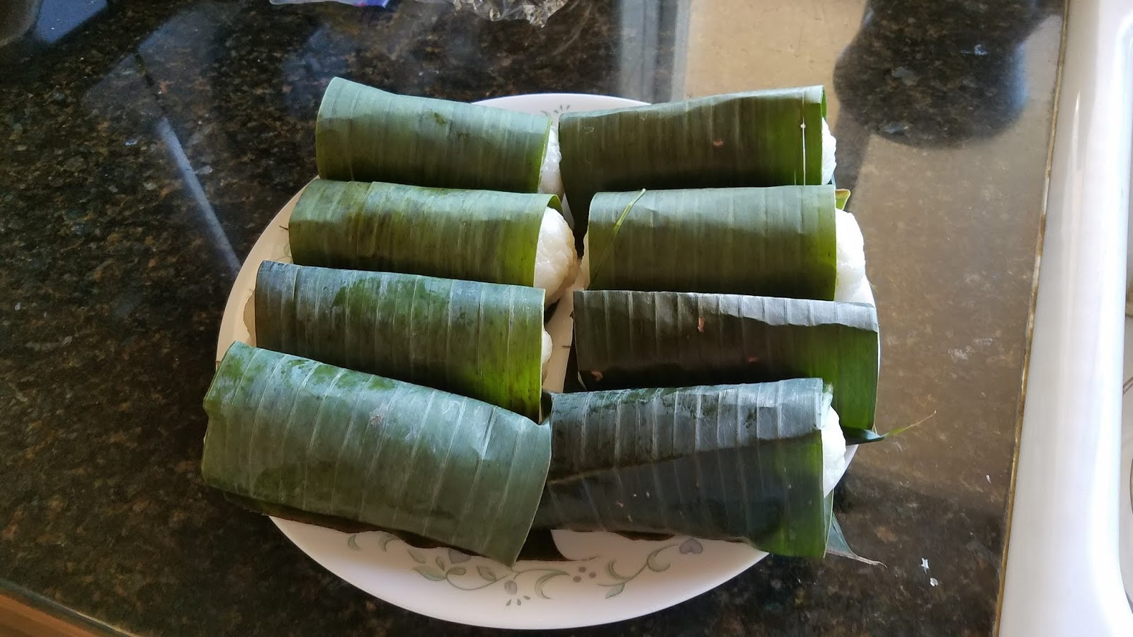 Dùng lá chuối để bọc chuối nướng bọc nếp