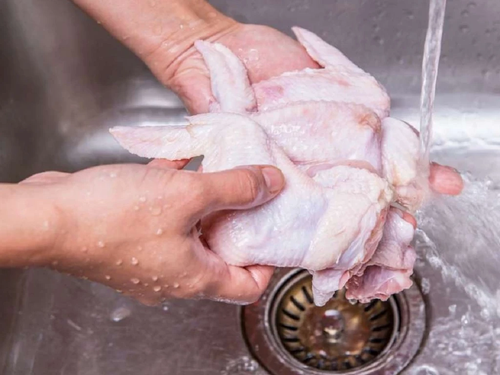 Rửa sạch gà để loại bỏ mùi hôi