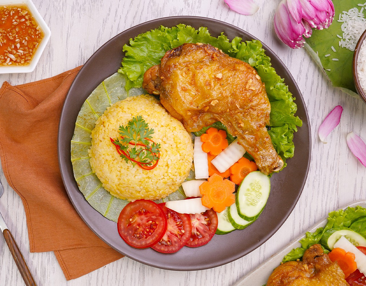 Ăn kèm gà chiên mắm tỏi cùng cơm và các loại rau