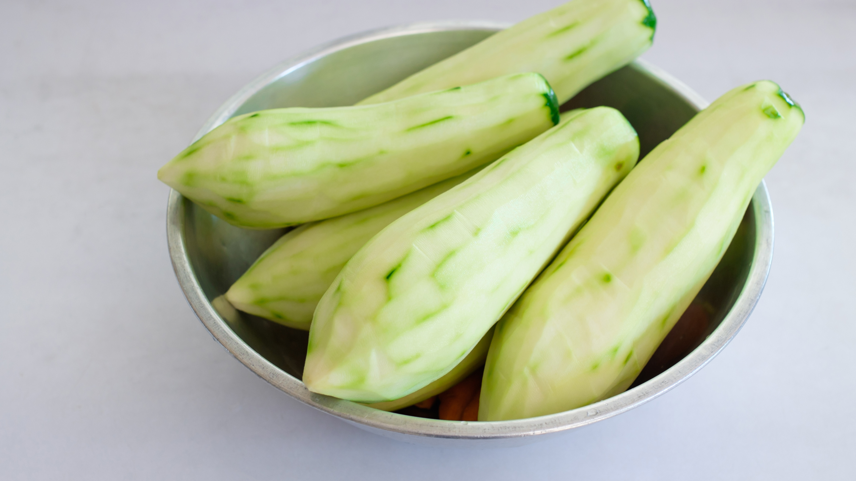 Gọt sạch vỏ đu đủ