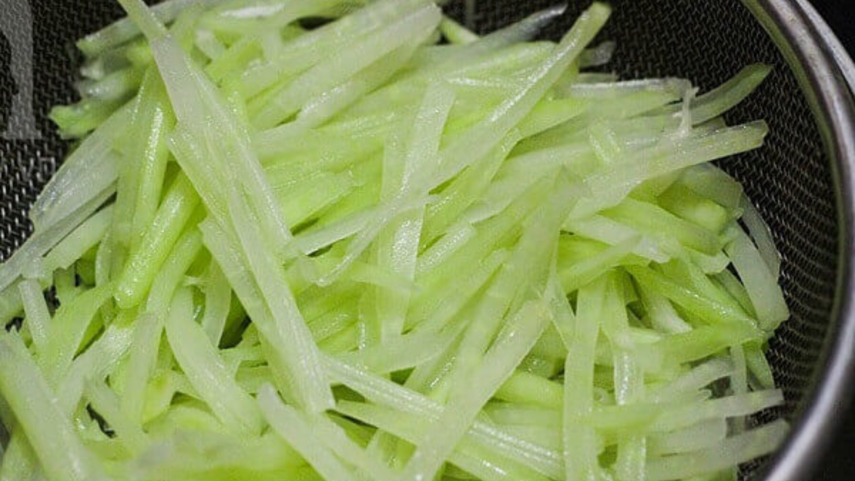 Ngâm đu đủ với nước để giảm vị mặn của muối