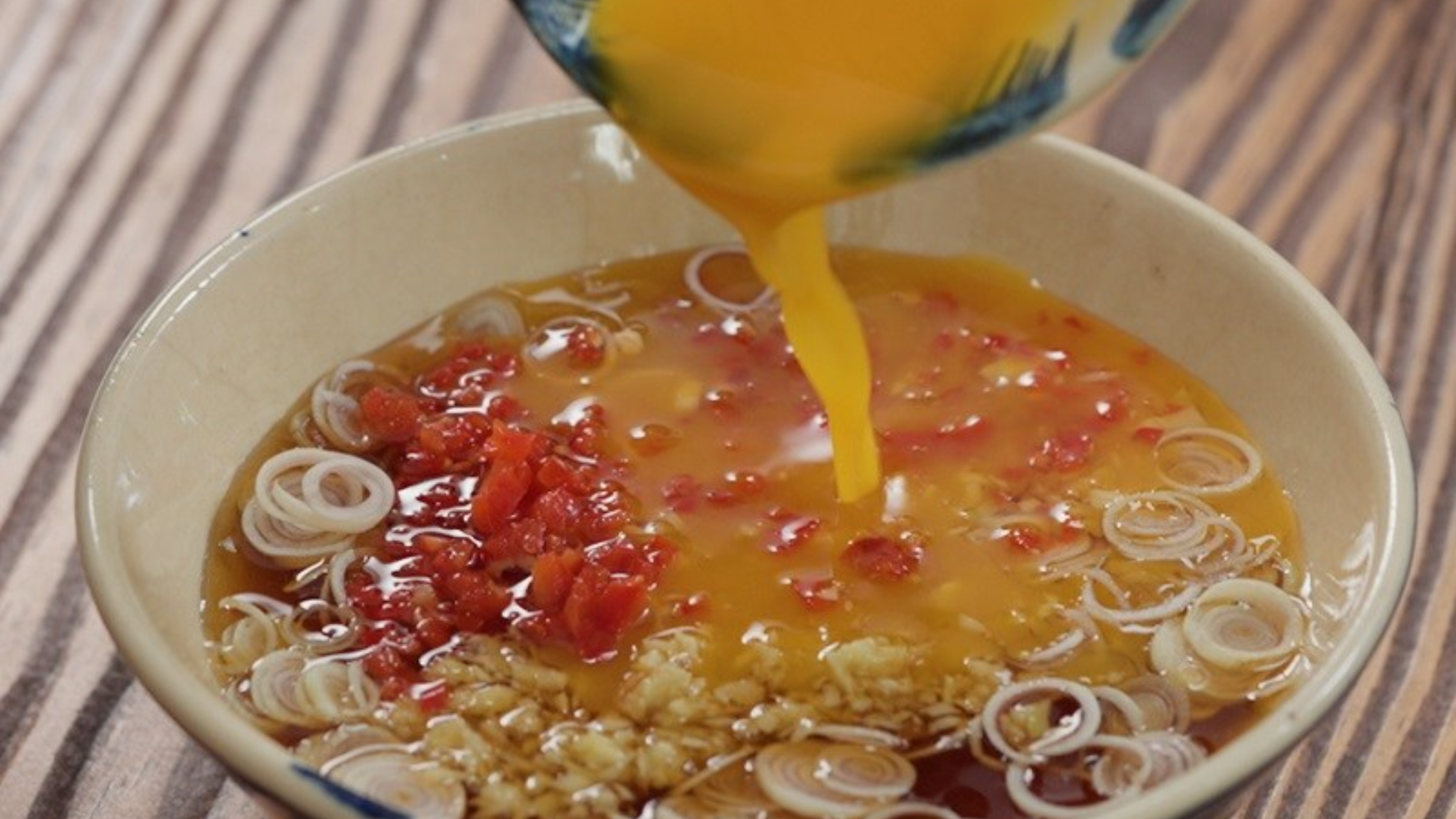 Khuấy đều các nguyên liệu  