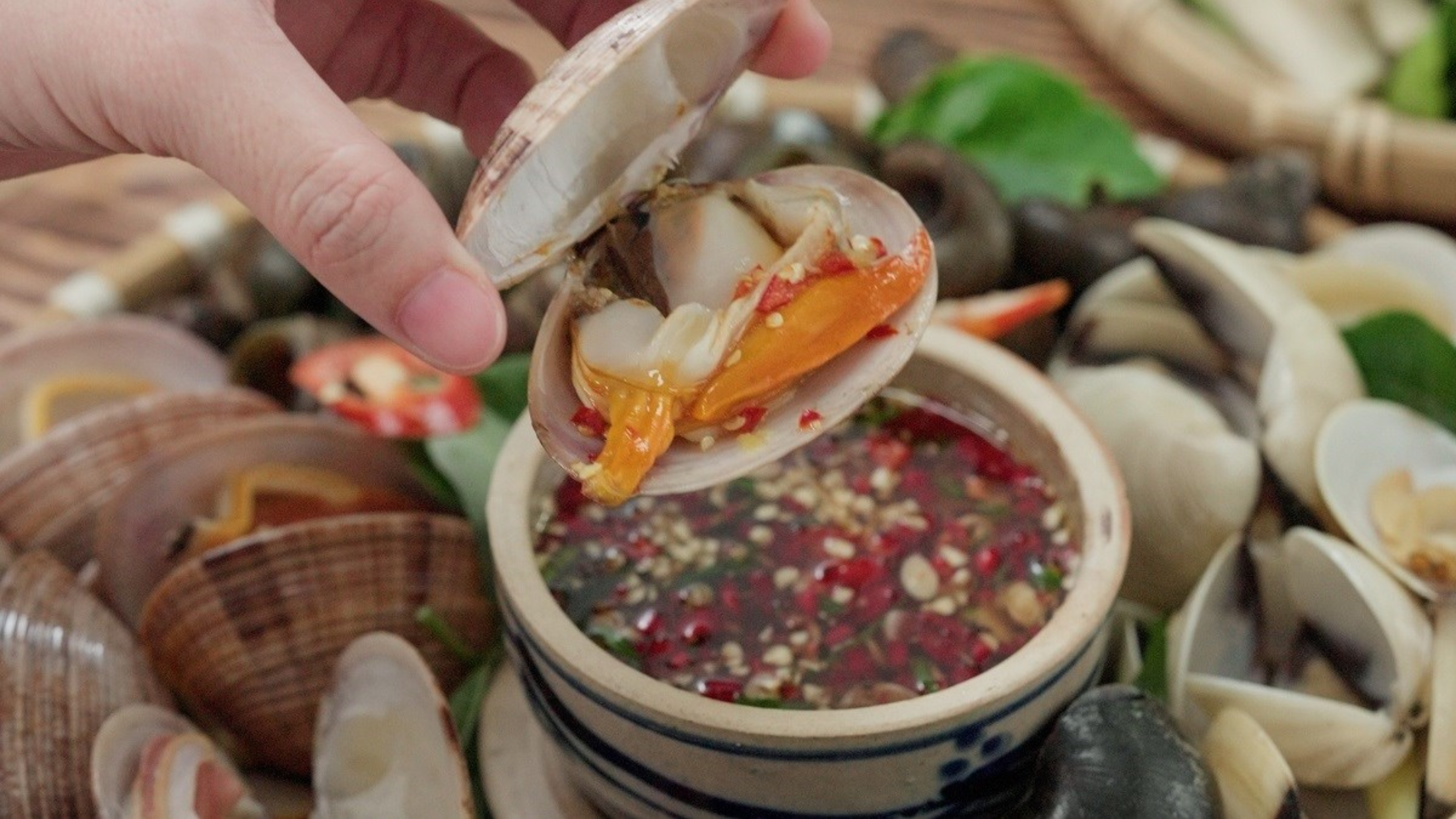 Nước chấm ốc mắm nêm mang hương vị đặc trưng của miền Tây