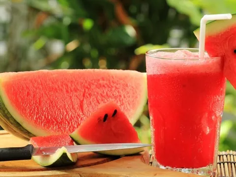Nước ép dưa hấu bao nhiêu calo? Mách bạn cách lấy lại vóc chuẩn người mẫu cùng dưa hấu